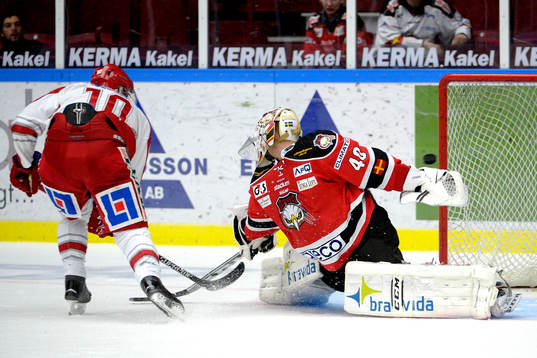 Timrås Johan Persson gör 0-1 på straff bakom Malmö