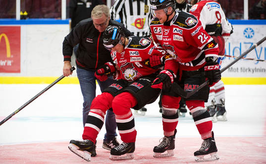 Malmö Redhawks Jon Knuts leds skadad av isen av lagkamrat