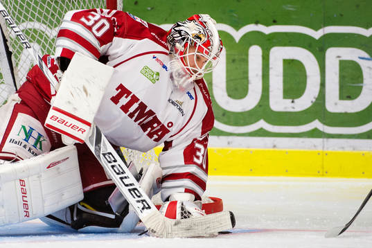Timrås målvakt Mika Norja blockerar pucken
