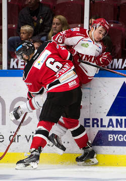 Malmö Redhawks Colin Stuart tacklar Timrås Jens Westin