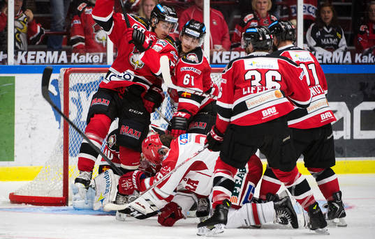 Timrås John Westin kämpar mot Malmö Redhawks Nils