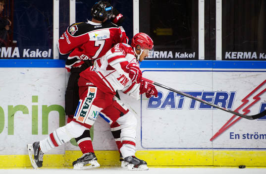 Malmö Redhawks Tobias Ericsson blir tacklad av Timrås