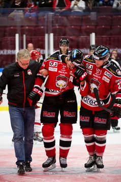 Malmö Redhawks Jon Knuts leds skadad av isen av lagkamrat