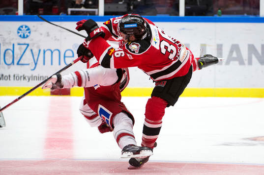 Malmö Redhawks David Liffiton tacklar Timrås Anton Wedin