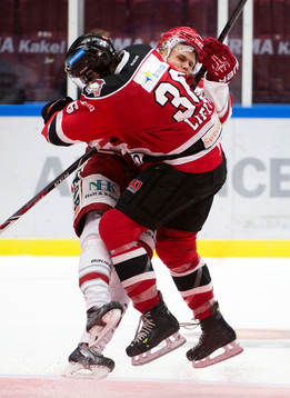 Malmö Redhawks David Liffiton tacklar Timrås Anton Wedin