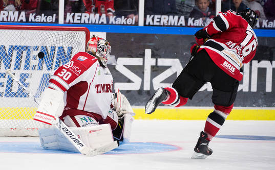 Malmö Redhawks Magnus Häggström sätter en straff bakom