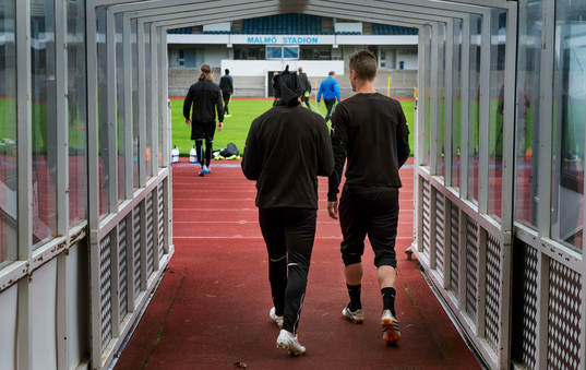 Malmö FFs Magnus Eriksson och Markus Rosenberg går in på