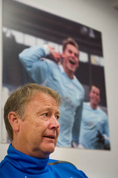 Malmö FFs tränare Åge Hareide i en intervju framför en