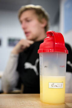 Malmö FFs Emil Forsberg med en dryckesflaska med gul dryck