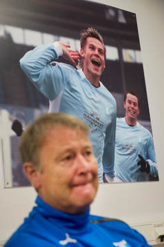Malmö FFs tränare Åge Hareide i en intervju framför en