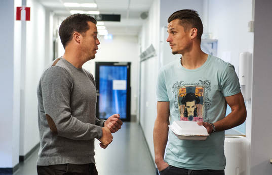 Malmö FFs sportchef Daniel Andersson pratar med Markus