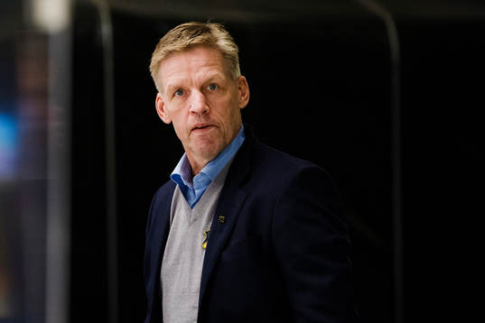 s tränare Peter Gradin ser på uppvärmningen