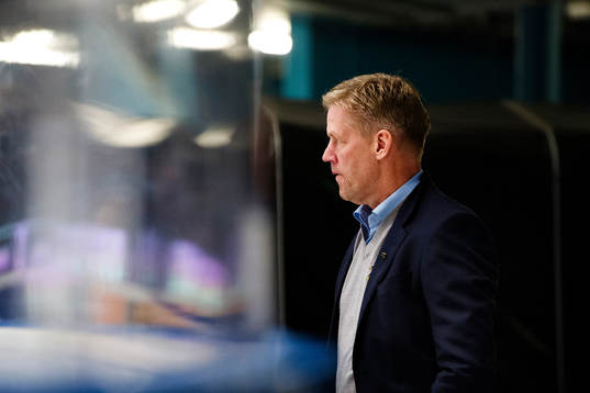 s tränare Peter Gradin ser på uppvärmningen