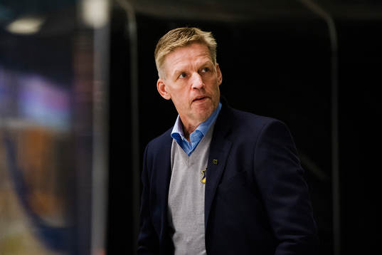 s tränare Peter Gradin ser på uppvärmningen
