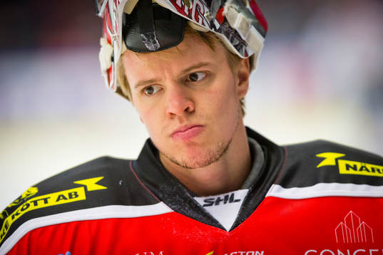Örebros målvakt Henrik Lundberg ser deppig ut