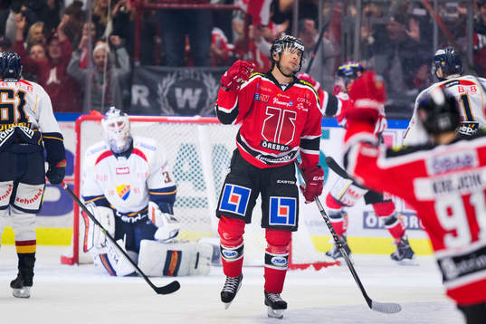 Örebros Tim Wallace jublar