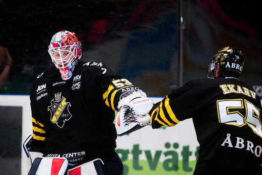 s Victor Ekarv tackar målvakt Christian Engstrand
