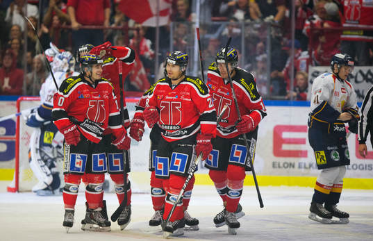 Örebros Tim Wallace gör 2-0 och jublar och Djurgårdens