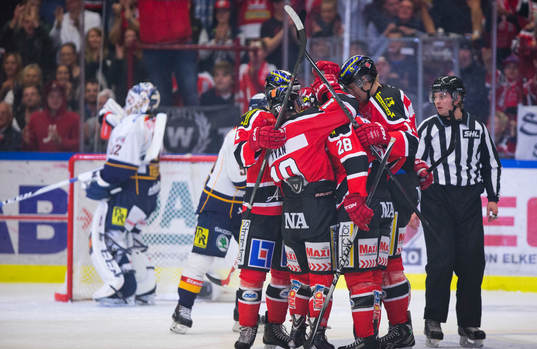 Örebros Tim Wallace gör 2-0 och jublar och Djurgårdens