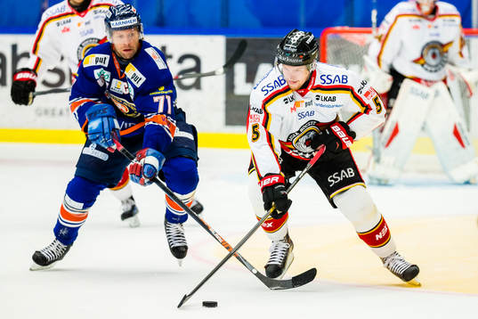 Luleås Marcus Fagerudd (h) jagas av Växjös Tomi Kallio