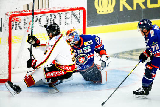 Luleås Marcus Oskarsson gör 1-1 bakom Växjös målvakt