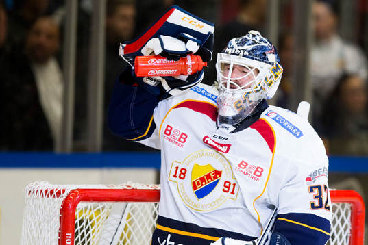 Djurgårdens målvakt Mikael Tellqvist deppar