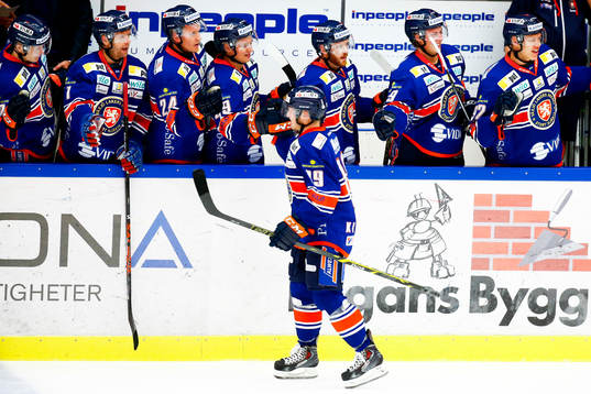 Växjös Tuomas Kiiskinen jublar med båset