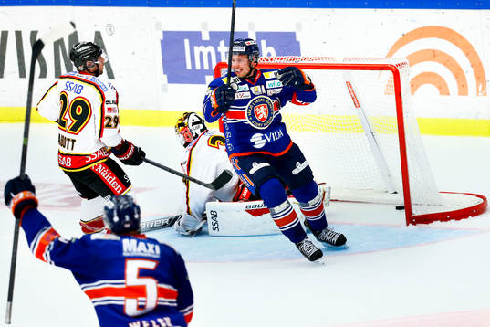 Växjös Alexander Johansson jublar