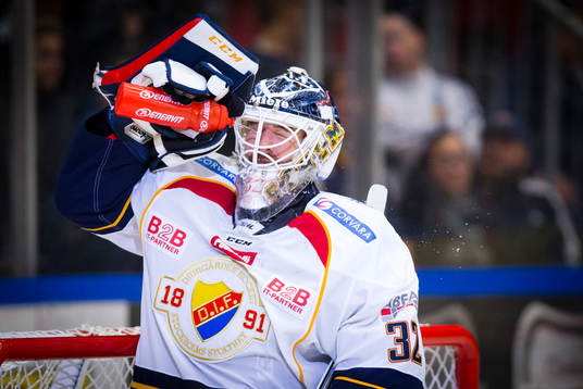 Djurgårdens målvakt Mikael Tellqvist sprutar vatten i
