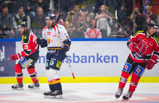 Djurgårdens Mikael Ahlén gör 3-1 och jublar