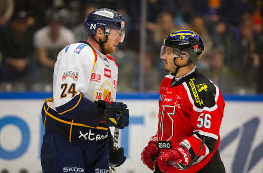 Djurgårdens Daniel Fernholm och Örebros Johan Wiklander