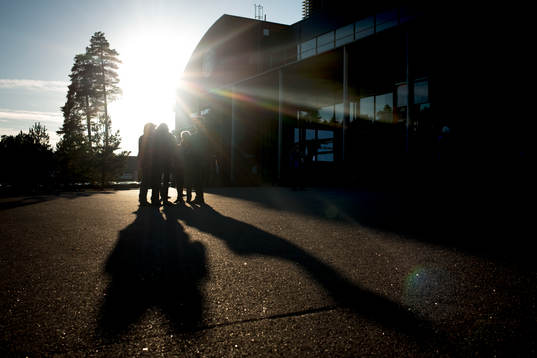 Gäster väntar utanför Gavlerinken före ishockeymatchen