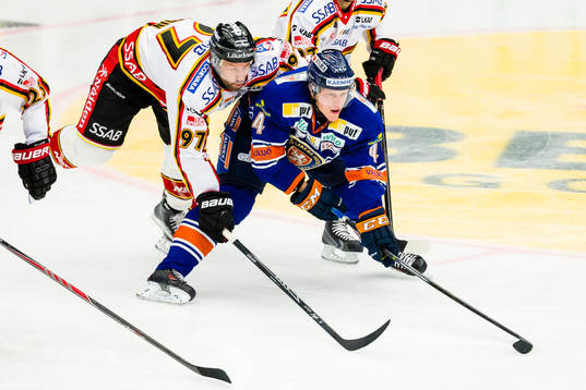 Växjös Niclas Lundgren jagas av Luleås Per Ledin
