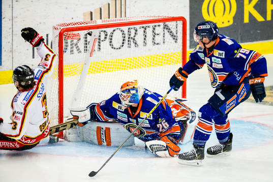 Luleås Marcus Oskarsson gör 1-1 målet