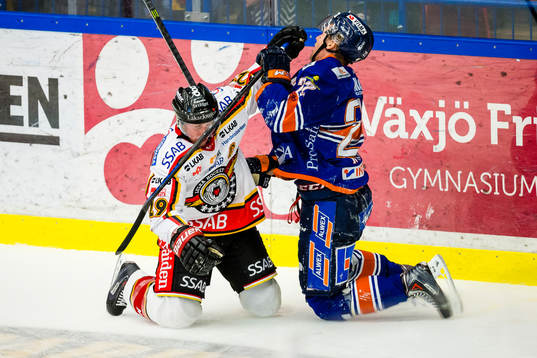 Gruff mellan Luleås Chris Abbott och Växjös Gustav Rydahl