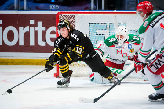 s Marcus Jonsson framför Moras målvakt Dan Bakala