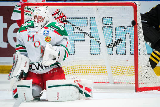 Pucken tar i stolpen bakom Moras målvakt Dan Bakala