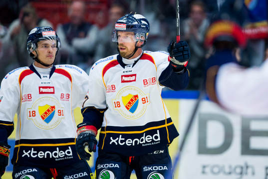 Djurgårdens Mikael Samuelsson jublar