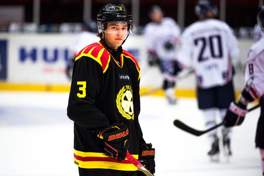 Brynäs Christian Djoos värmer upp före ishockeymatchen i