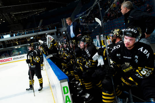 s spelarbänk med Dennis Nordström längst fram deppar
