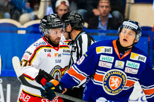Luleås Per Ledin krockar med linjeman Emil Wenström