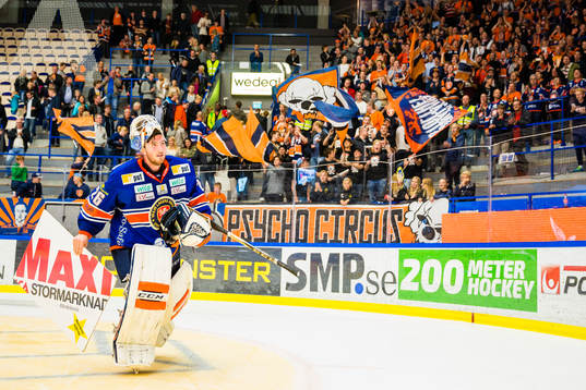 Växjös målvakt Stefan Steen firas av fansen