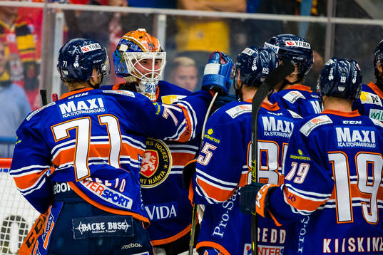 Växjös målvakt Stefan Steen firas av lagkamrater