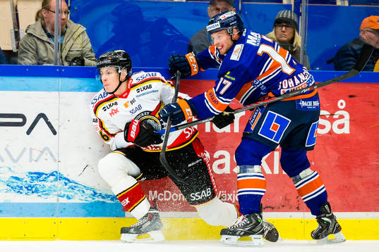 Växjös Alexander Johansson tacklar Luleås Peter Cehlarik
