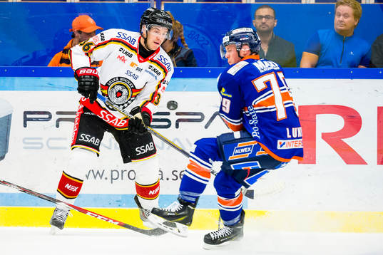 Luleås Niklas Fogström jagas av Växjös Patrik Lundh