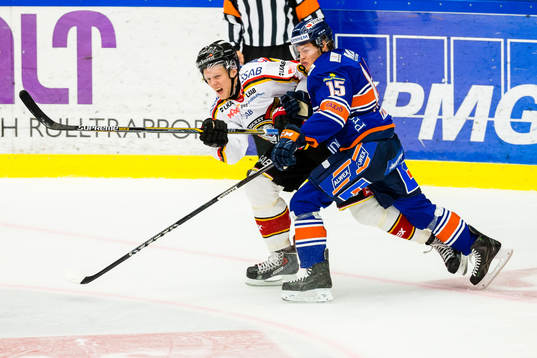 Växjös Malte Strömwall tacklar Luleås Per
