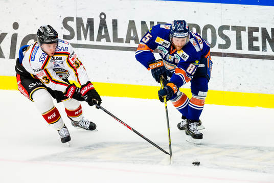 Luleås Andreas Hjelm jagar Växjös Liam Reddox