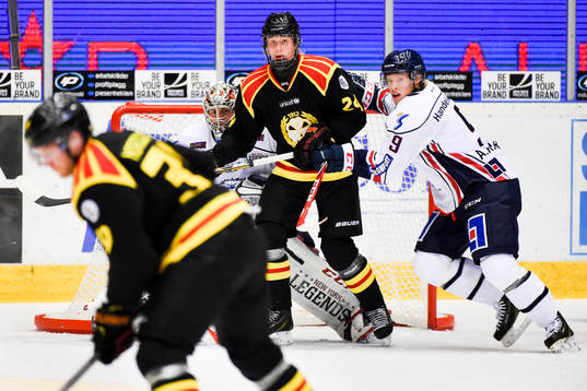 Brynäs Jens Lööke och Linköpings målvakt Marcus
