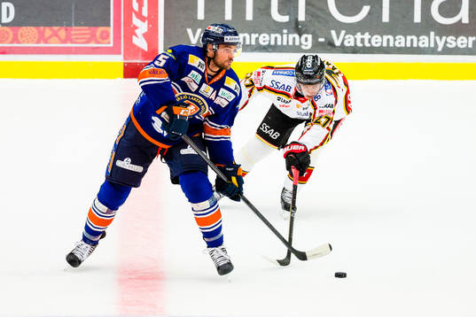 Växjös Noah Welch jagas av Luleås Daniel Zaar