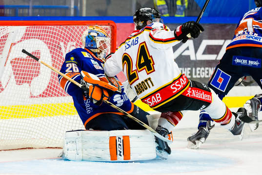 Luleås Cam Abbott krockar med Växjös målvakt Stefan